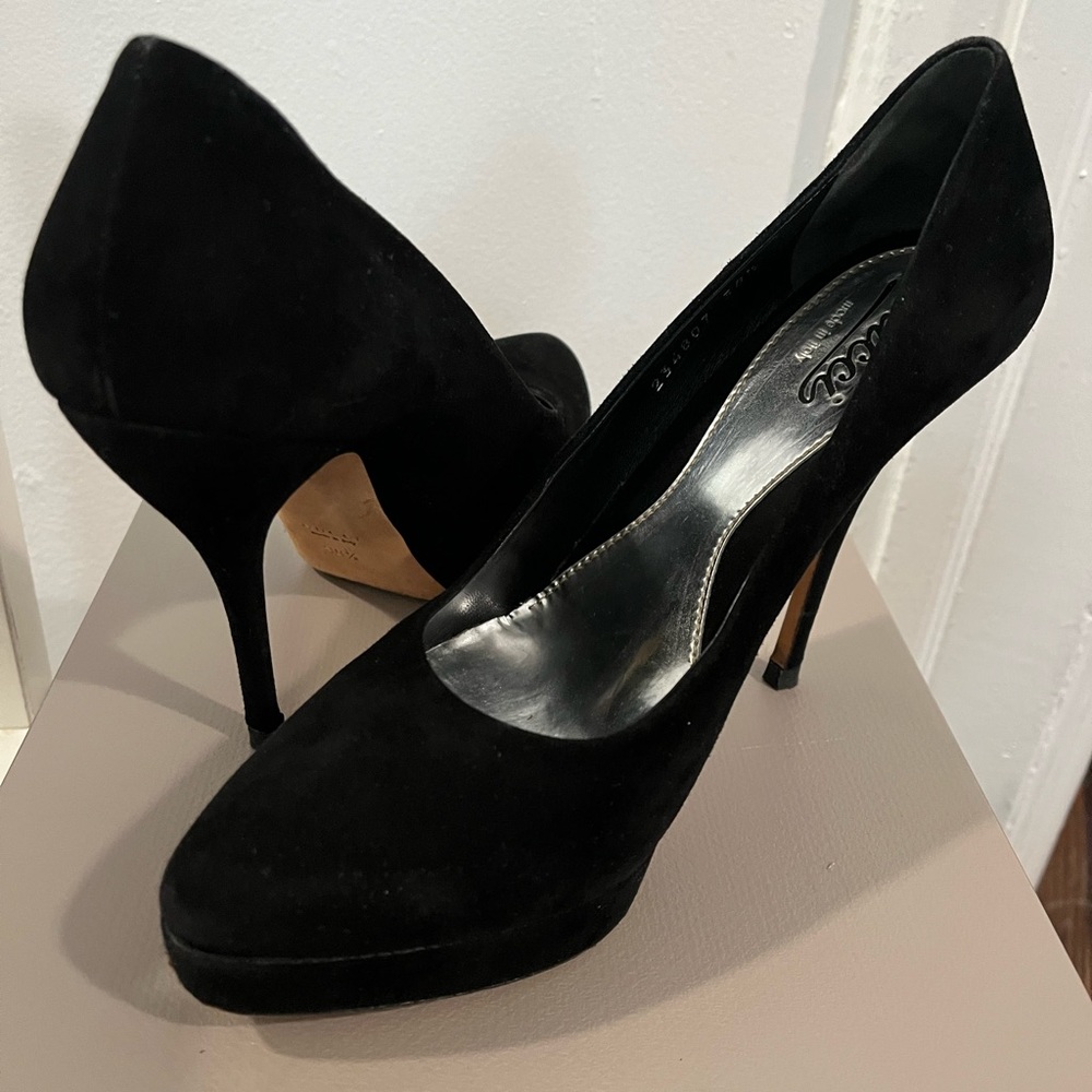 GUCCI BLACK SUEDE PUMP SIZE 38.5
